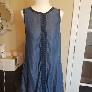 Sleeveless mini dress in blue.